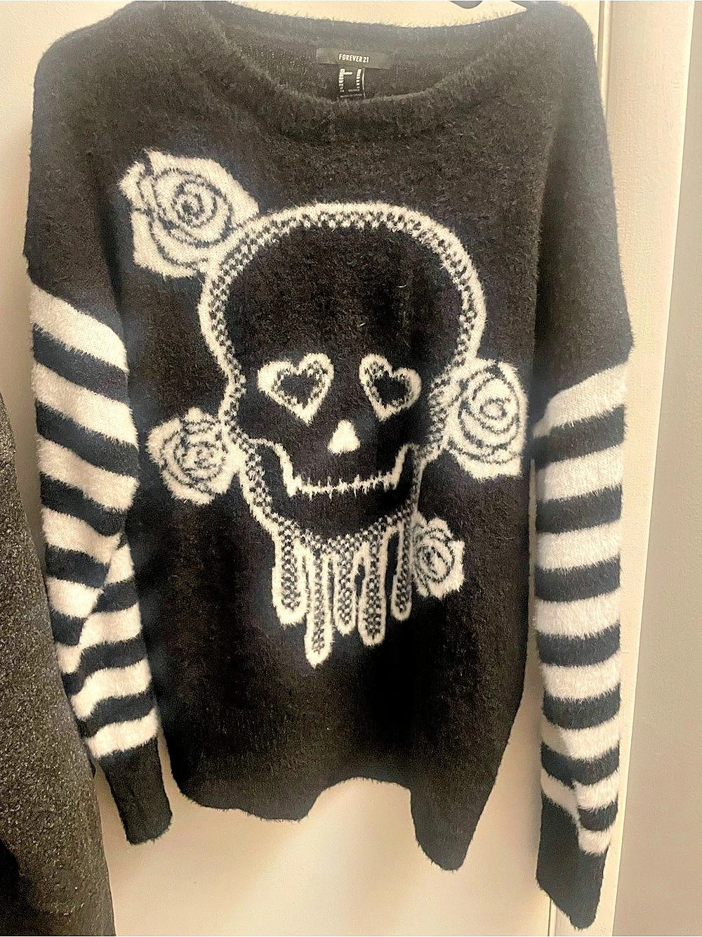 Forever 21 Black & White Skull Sweater Size Medium